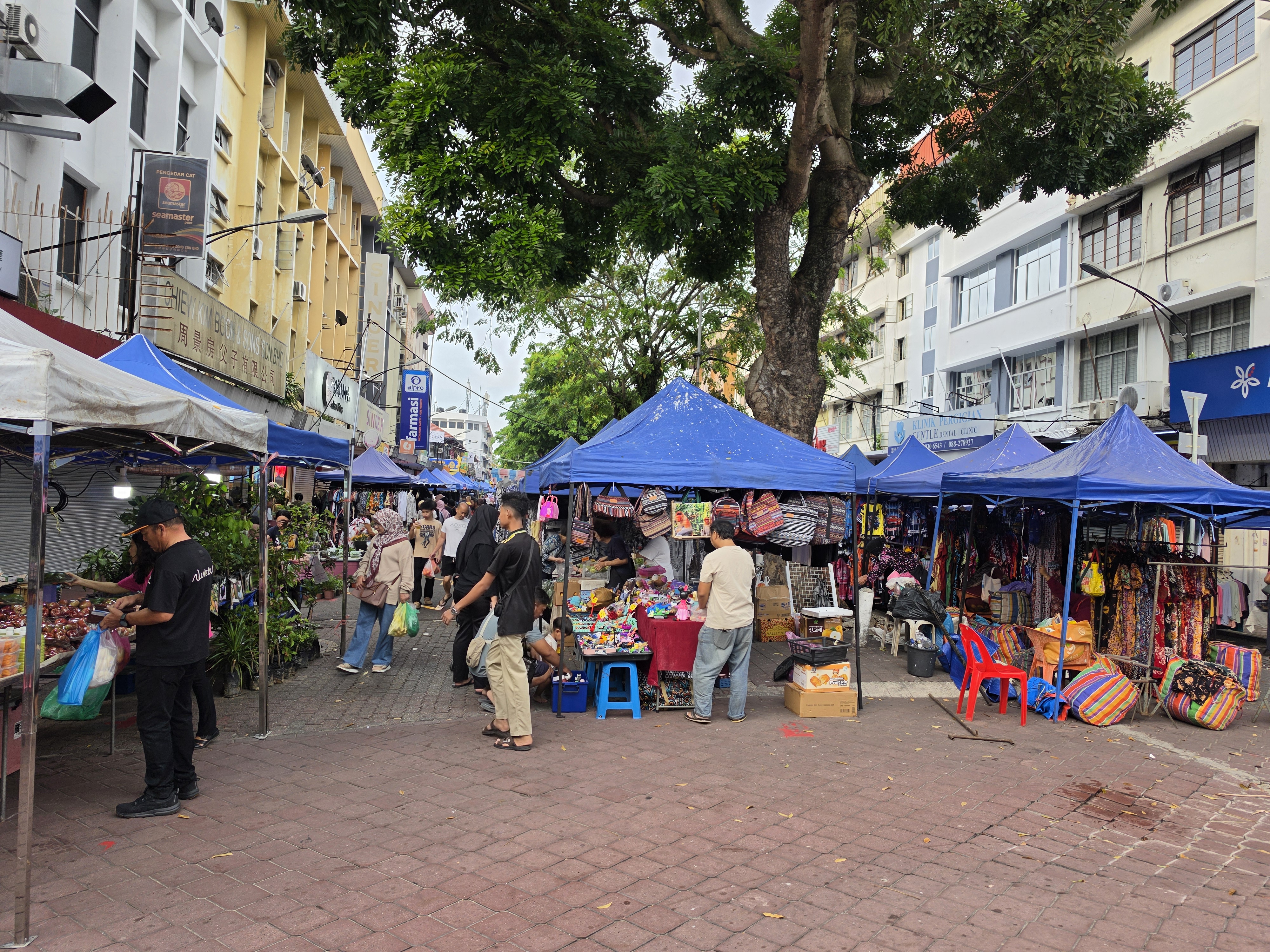 Gerai buah-buahan dan kraf tangan di pasar Ahad