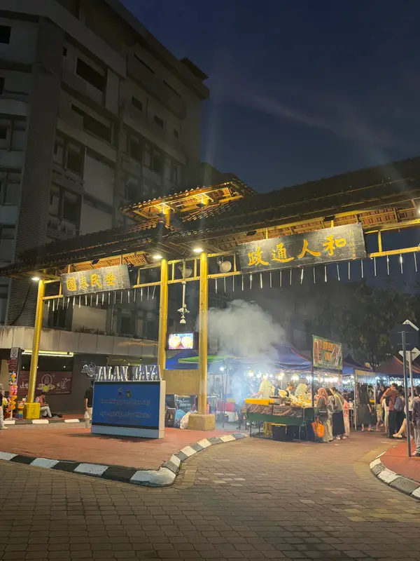 Gaya Street mulai terjaga dari hujung jalan pada waktu subuh