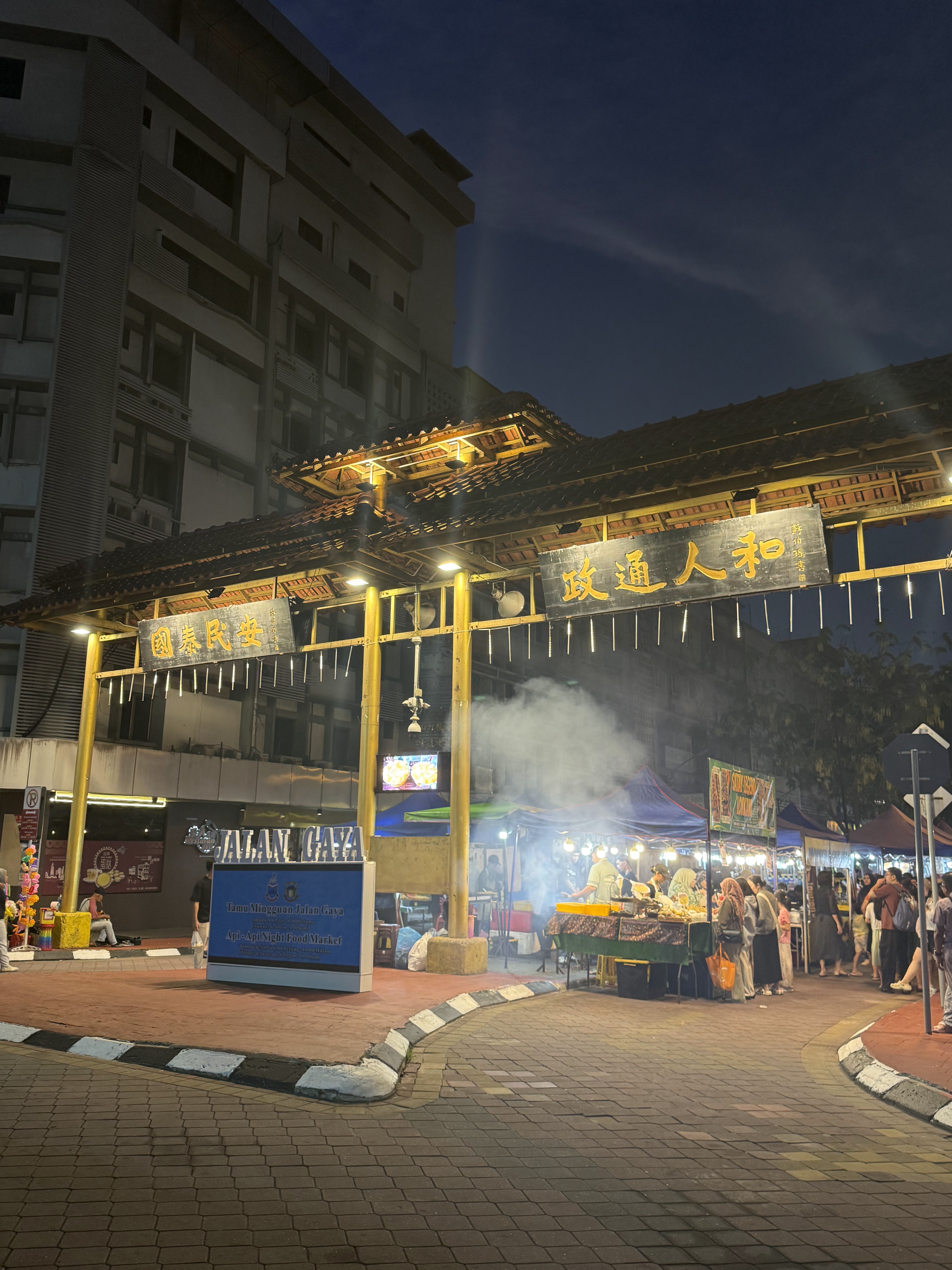 Gaya Street mulai terjaga dari hujung jalan pada waktu subuh