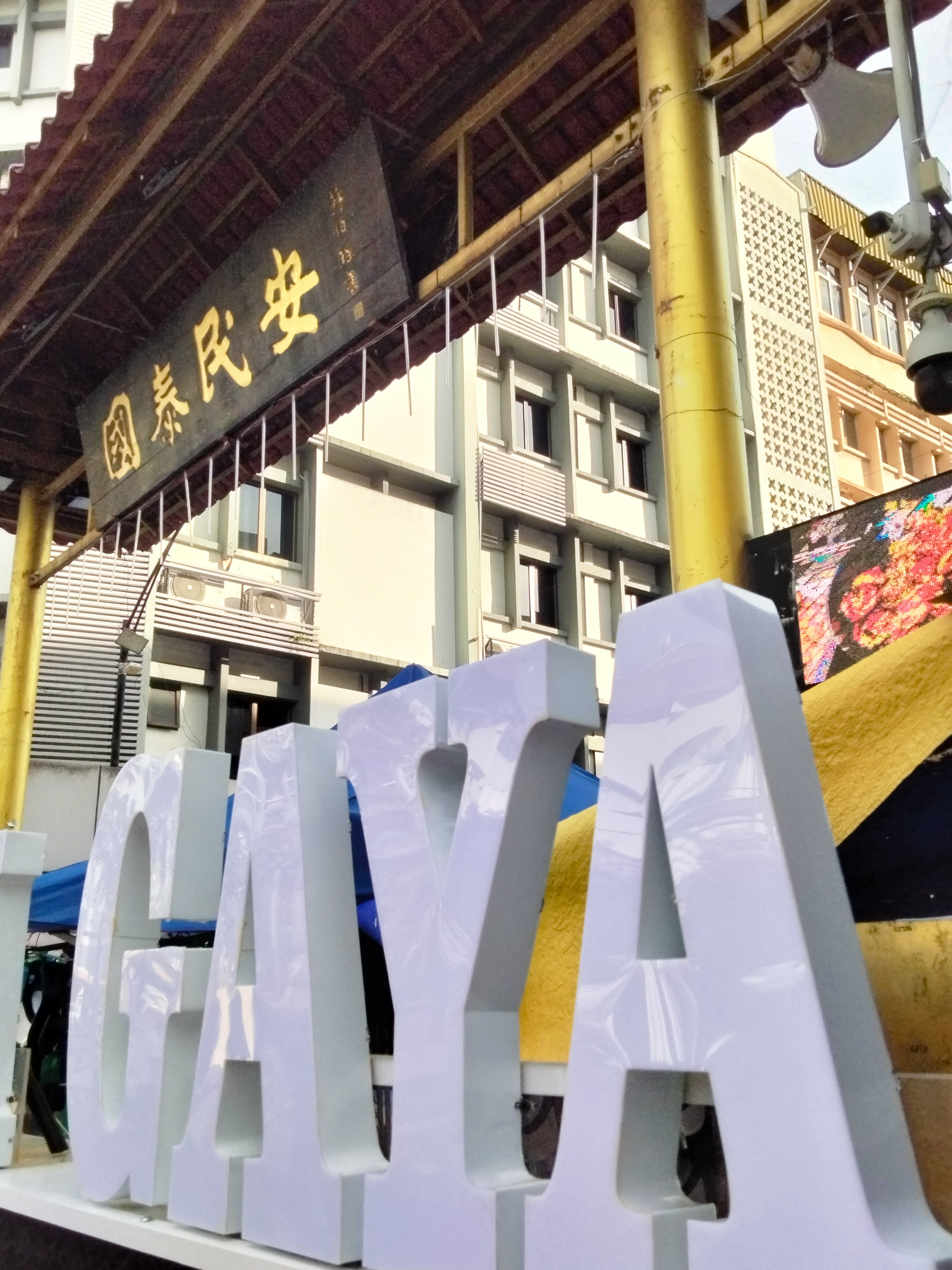 Kopi, sarapan dan masa perlahan di tepi jalan