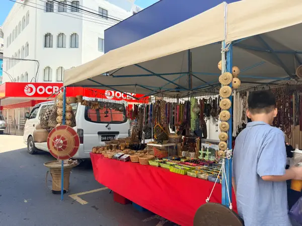 Warna dan kraf tempatan di pasar