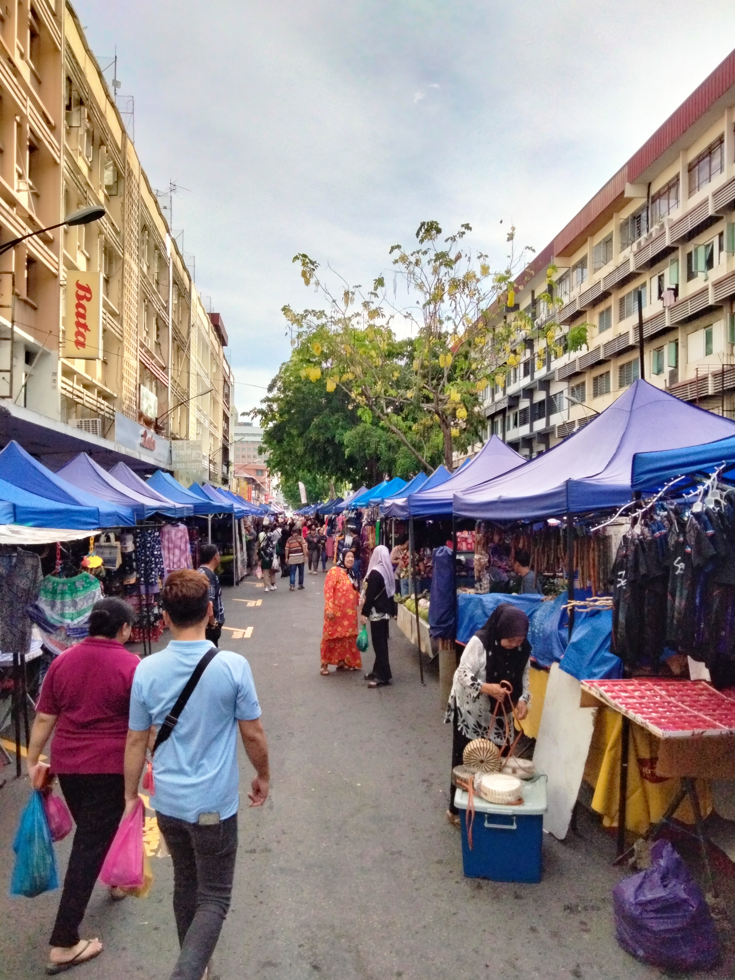 Di antara gerai, kehidupan harian Kota Kinabalu